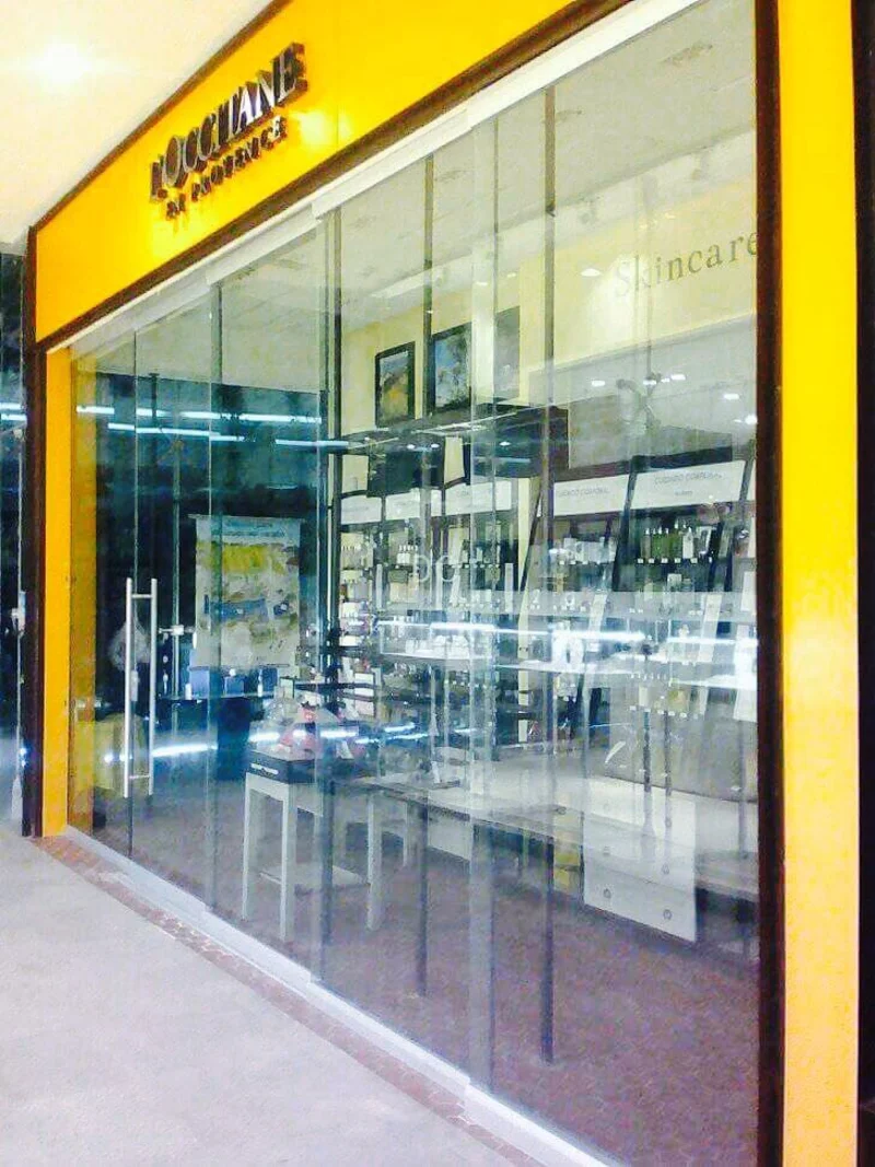 Fachadas de Cristal Templado - Fachadas integrales con cristal templado de alta resistencia para proyectos comerciales.